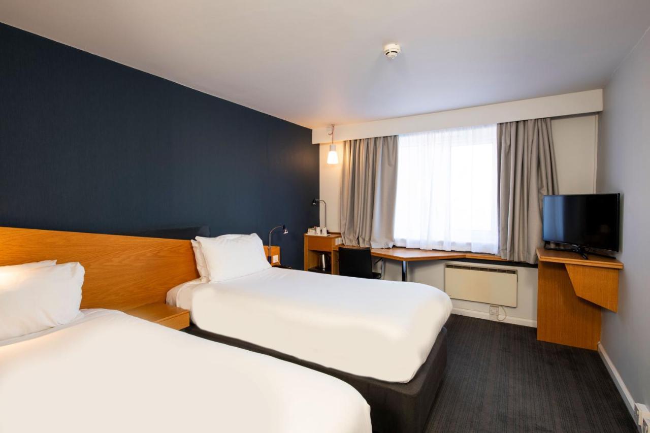 Holiday Inn Express Gloucester - South By Ihg Exterior photo