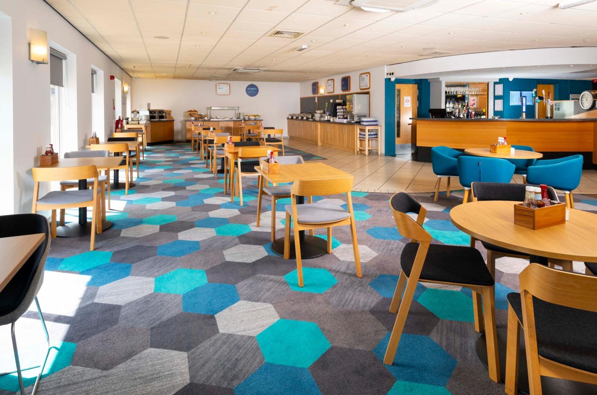 Holiday Inn Express Gloucester - South By Ihg Exterior photo